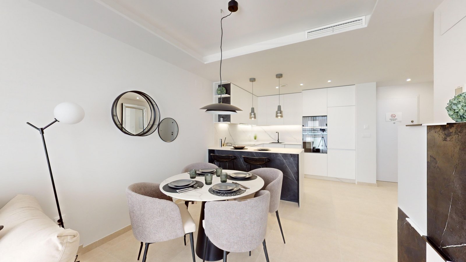  In der prestigeträchtigen Gegend von Cabo Roig gelegen, bietet diese Wohnanlage eine Auswahl von 23 Immobilien, darunter Apartments, Erdgeschosswohnu