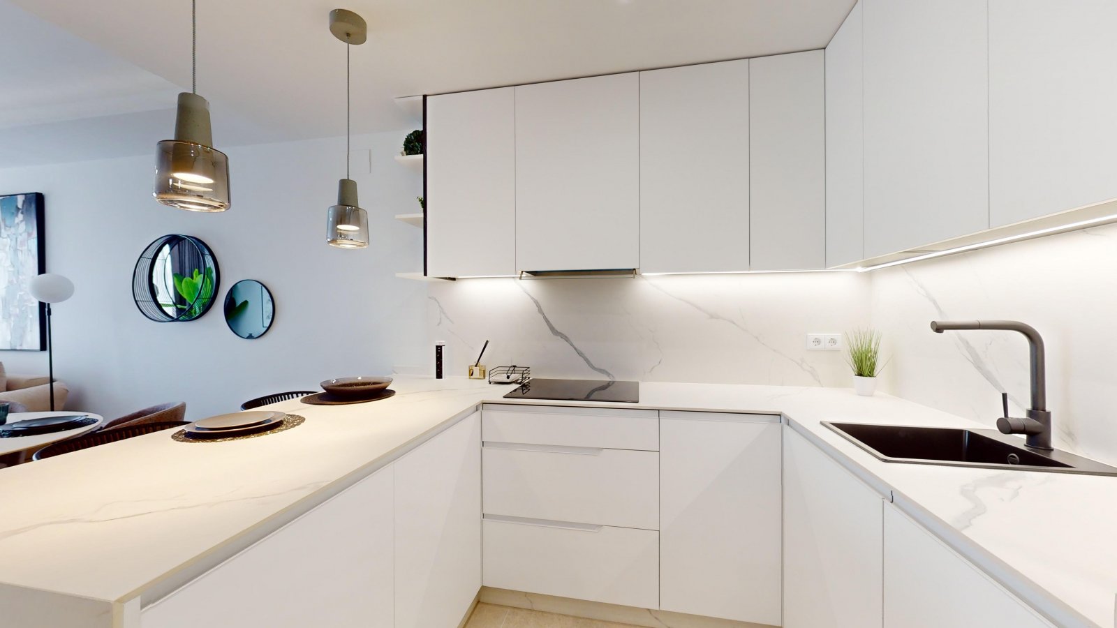  In der prestigeträchtigen Gegend von Cabo Roig gelegen, bietet diese Wohnanlage eine Auswahl von 23 Immobilien, darunter Apartments, Erdgeschosswohnu