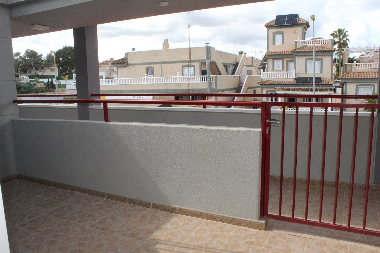  In der beliebten Gegend von El Galán in Orihuela Costa, unweit von Villamartín an der begehrten Costa Blanca Süd, bietet dieses charmante Penthouse-A