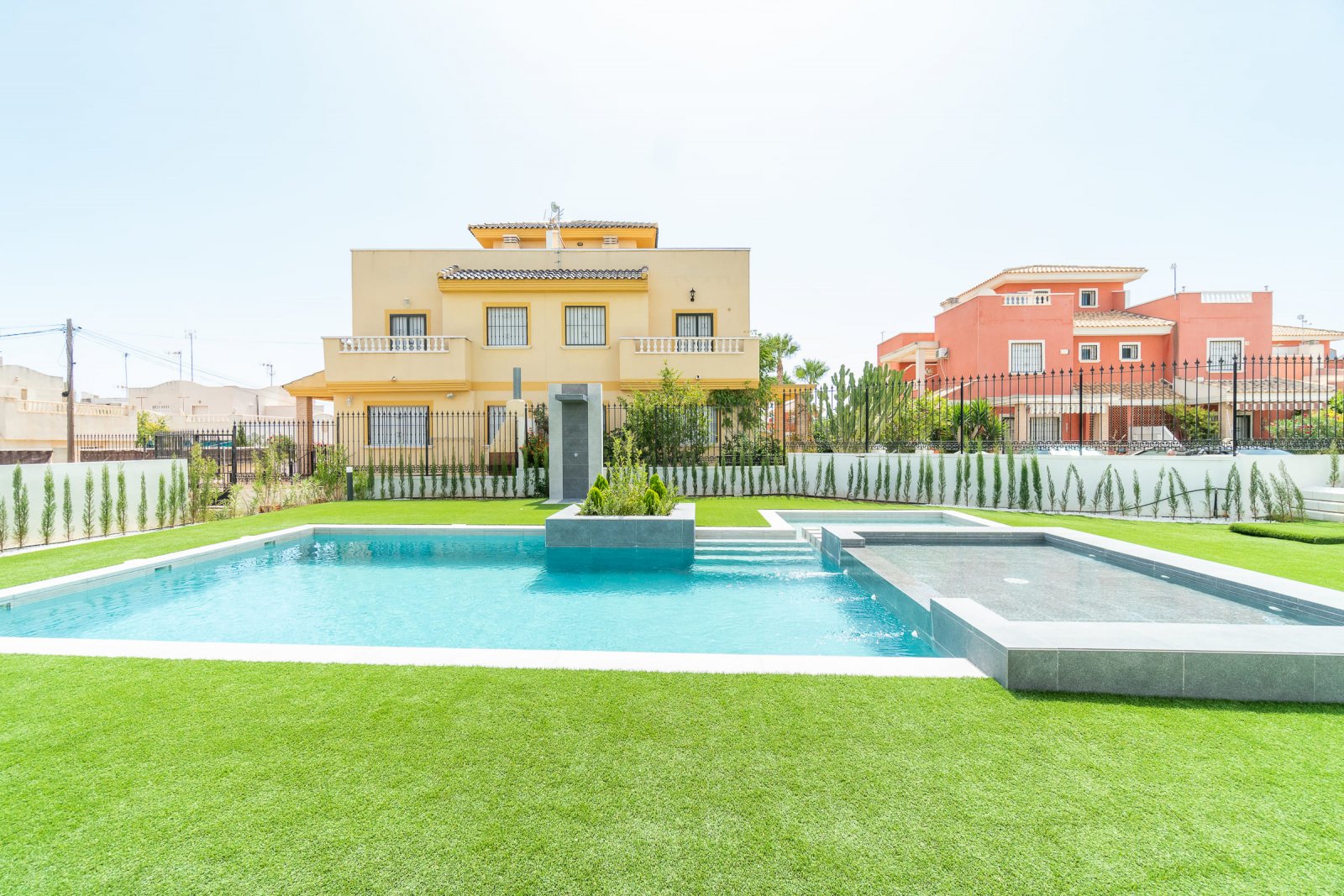  In der charmanten Stadt Torrevieja gelegen, bietet diese Wohnanlage eine Auswahl von 26 Bungalows, die in zwei Typen unterteilt sind: High-Bungalow u