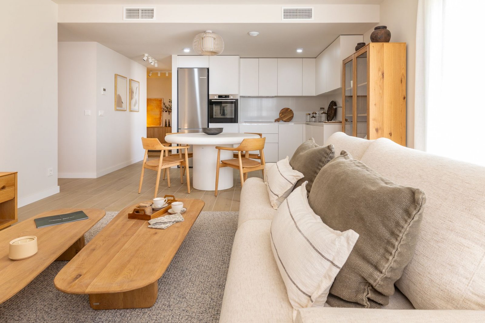  In der wunderschönen Stadt Calpe gelegen, bietet diese exklusive Wohnanlage eine Auswahl von 31 hochwertigen Wohnungen, darunter Apartments und Penth