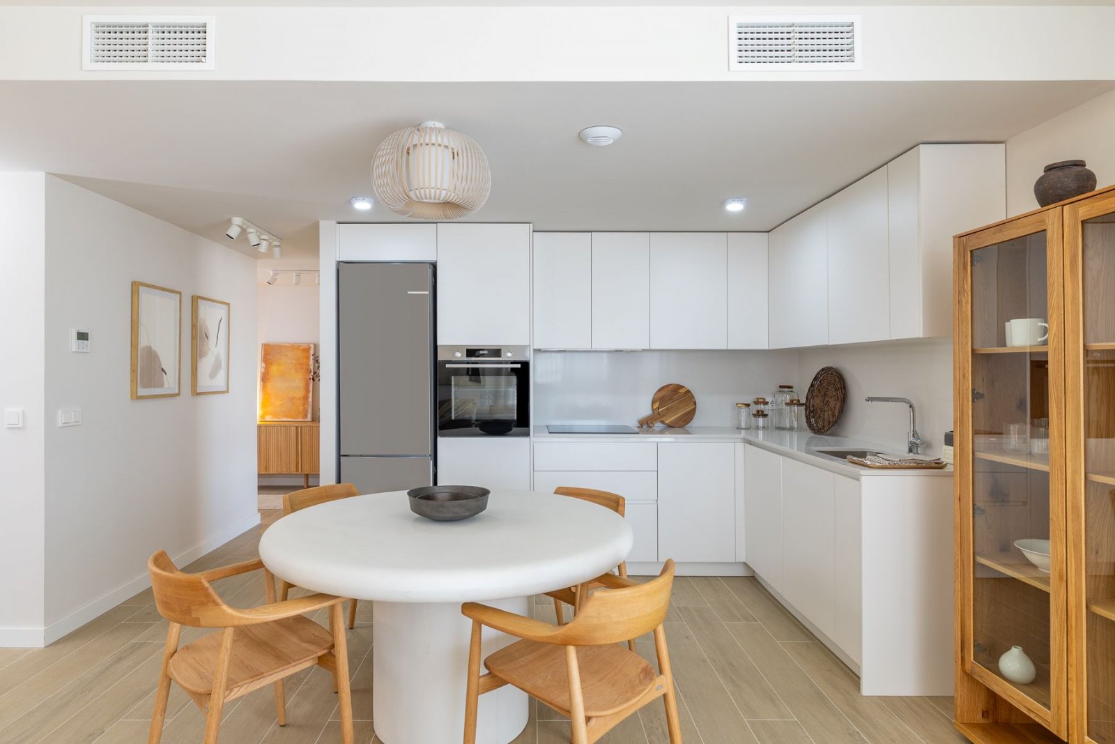  In der wunderschönen Stadt Calpe gelegen, bietet diese exklusive Wohnanlage eine Auswahl von 31 hochwertigen Wohnungen, darunter Apartments und Penth