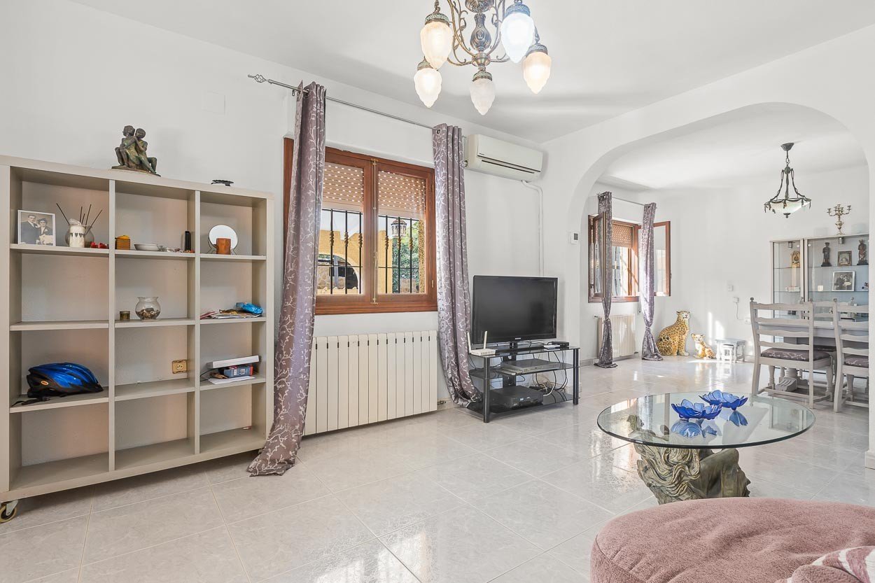   We are delighted to introduce you to a 6-bedroom classic Spanish villa located in the picturesque Las Filipinas neighbourhood of Villamartin. Built 