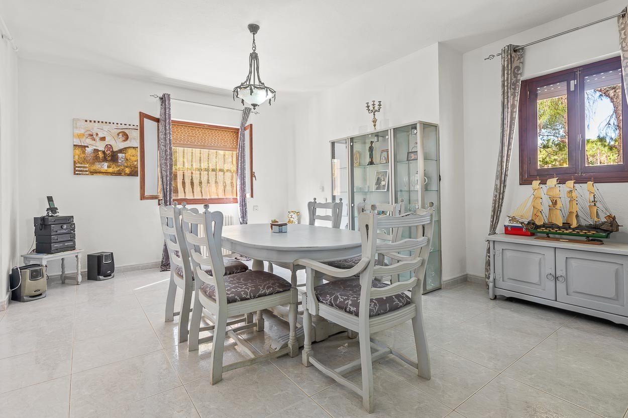   We are delighted to introduce you to a 6-bedroom classic Spanish villa located in the picturesque Las Filipinas neighbourhood of Villamartin. Built 