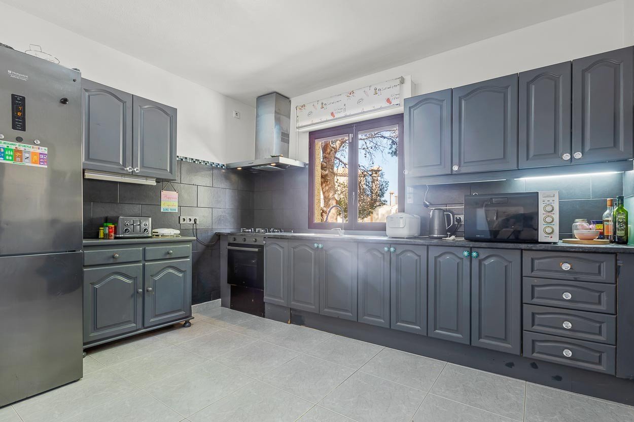   We are delighted to introduce you to a 6-bedroom classic Spanish villa located in the picturesque Las Filipinas neighbourhood of Villamartin. Built 