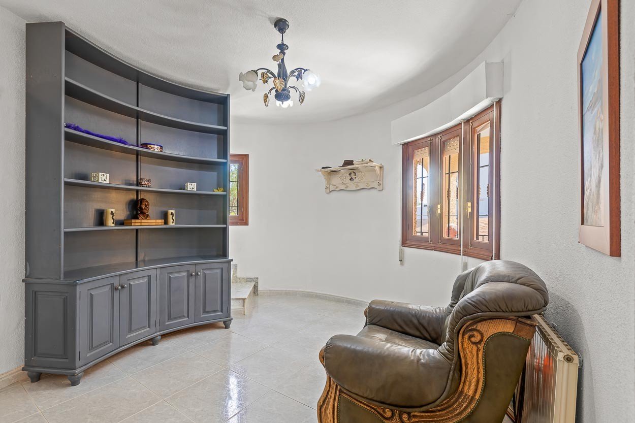  We are delighted to introduce you to a 6-bedroom classic Spanish villa located in the picturesque Las Filipinas neighbourhood of Villamartin. Built 