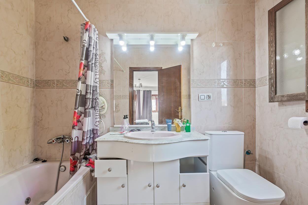   We are delighted to introduce you to a 6-bedroom classic Spanish villa located in the picturesque Las Filipinas neighbourhood of Villamartin. Built 