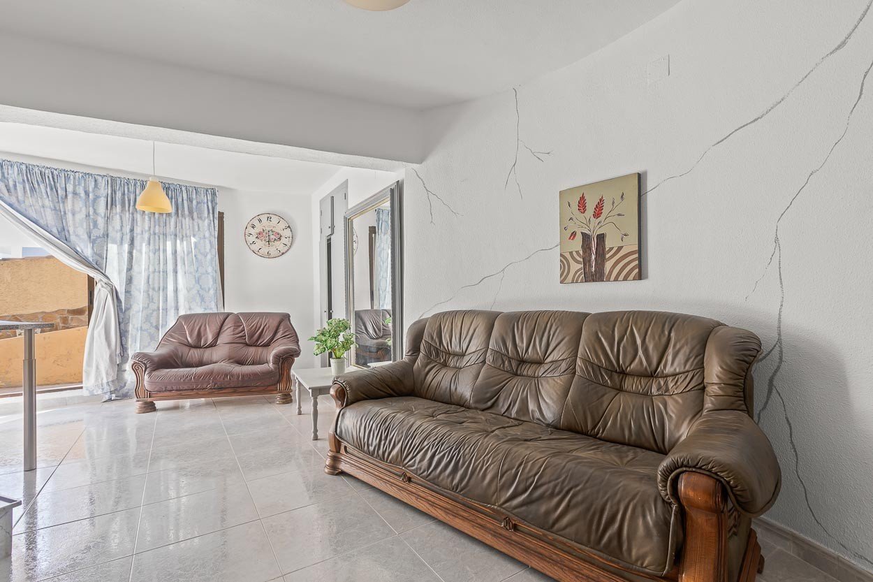   We are delighted to introduce you to a 6-bedroom classic Spanish villa located in the picturesque Las Filipinas neighbourhood of Villamartin. Built 