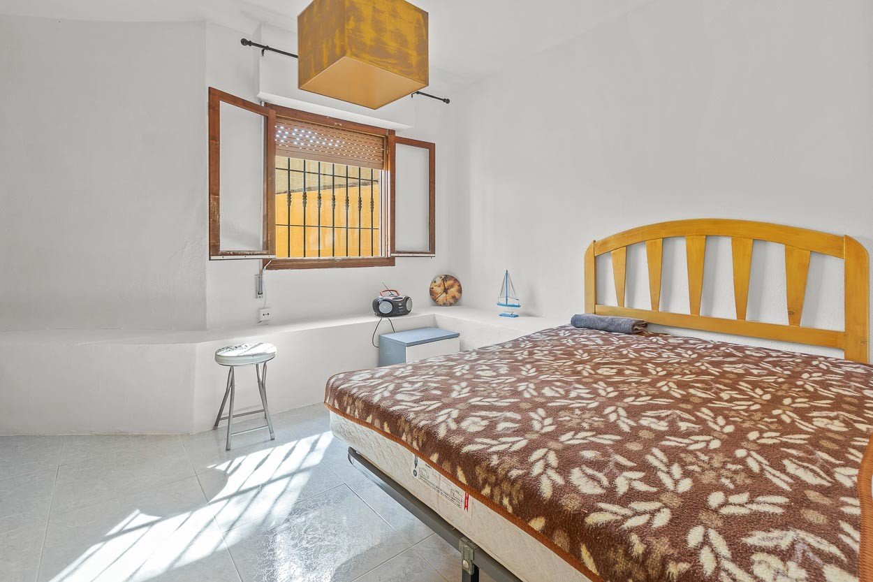   We are delighted to introduce you to a 6-bedroom classic Spanish villa located in the picturesque Las Filipinas neighbourhood of Villamartin. Built 