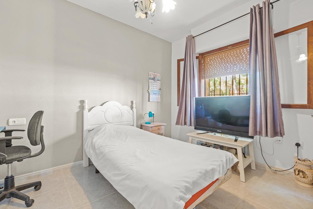   We are delighted to introduce you to a 6-bedroom classic Spanish villa located in the picturesque Las Filipinas neighbourhood of Villamartin. Built 