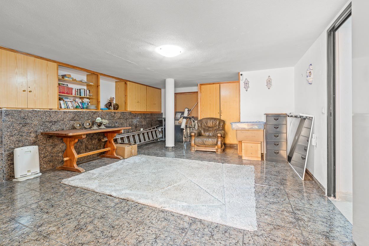   We are delighted to introduce you to a 6-bedroom classic Spanish villa located in the picturesque Las Filipinas neighbourhood of Villamartin. Built 