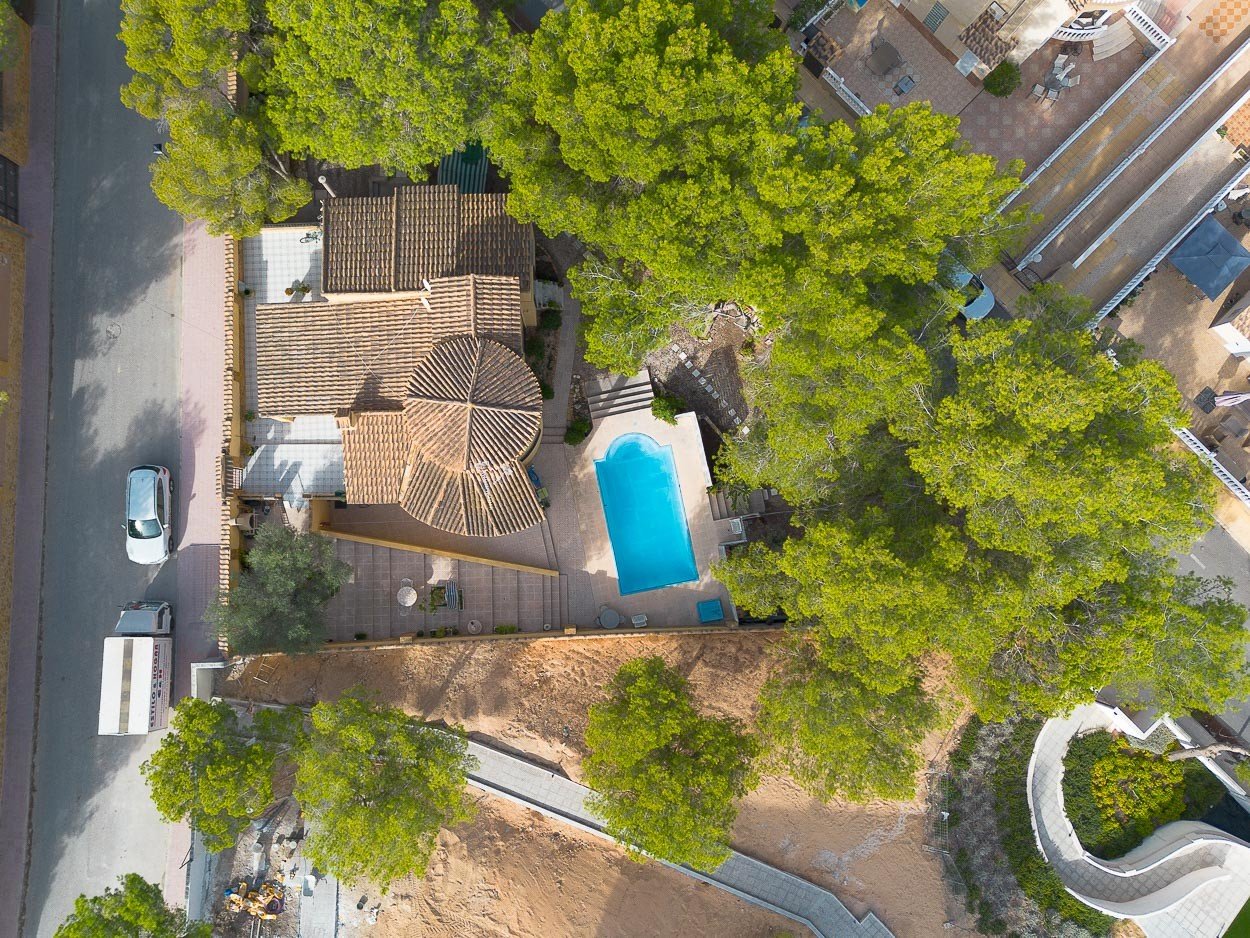  We are delighted to introduce you to a 6-bedroom classic Spanish villa located in the picturesque Las Filipinas neighbourhood of Villamartin. Built 