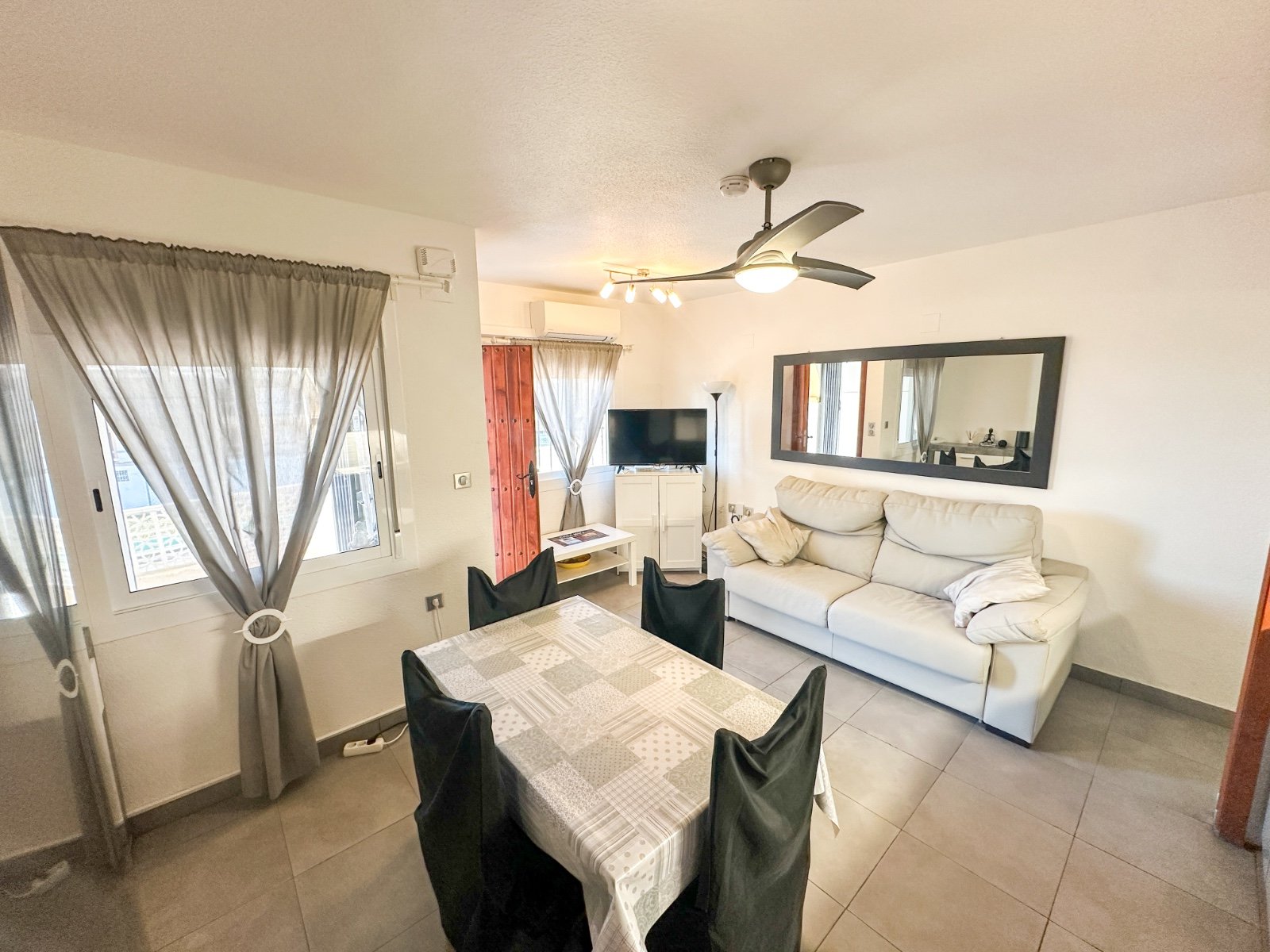  Diese wunderschön renovierte 1-Zimmer-Wohnung im Mirador del Mediterráneo in Villamartín bietet eine perfekte Kombination aus Komfort und Bequemlichk