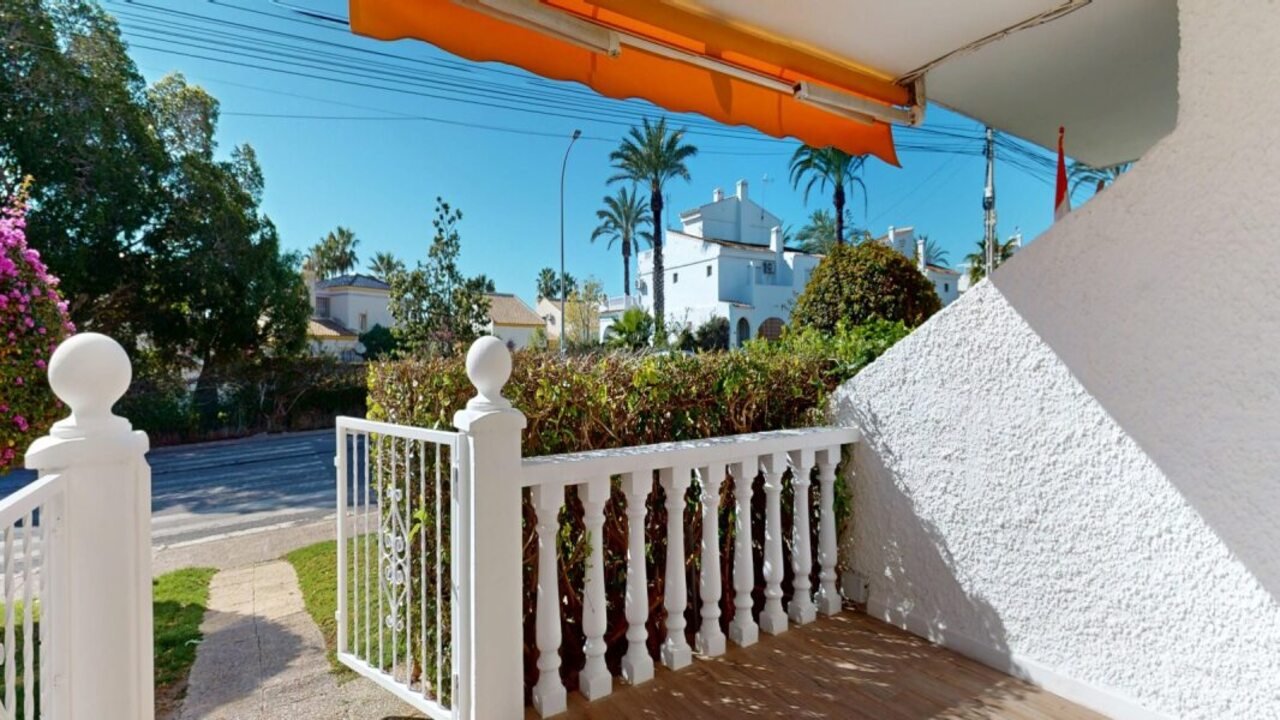   Prime Located Ground-Floor Bungalow in VillamartínTop draw renovated bungalow located in the heart of Villamartín, Orihuela Costa. Just fully refurb