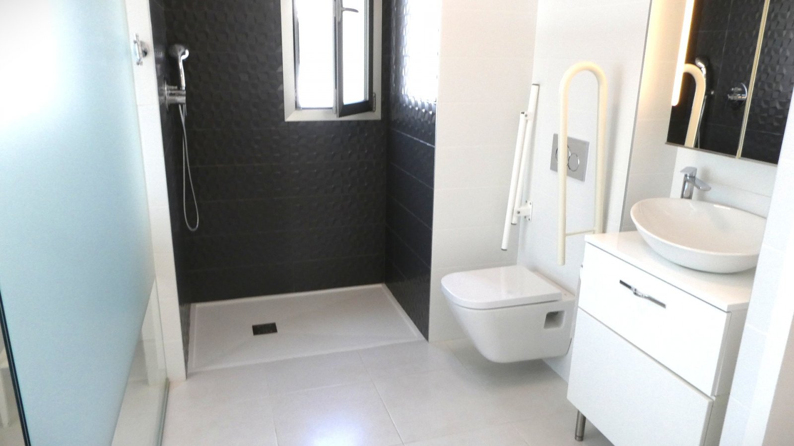  Entdecken Sie gehobenes mediterranes Wohnen in diesem wunderschön gepflegten Penthouse-Apartment mit Südwestausrichtung in der begehrten Wohnanlage G