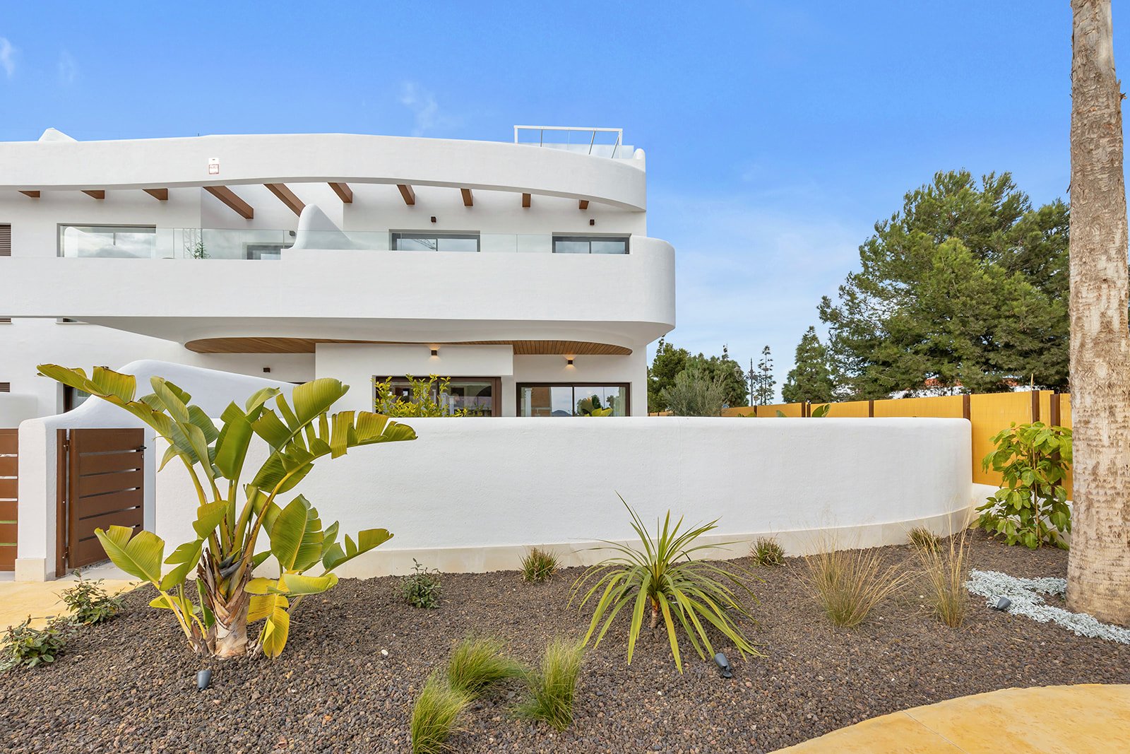  Diese exklusive Sammlung von 6 unabhängigen Häusern befindet sich in der charmanten Stadt Los Alcázares und bietet eine privilegierte Umgebung nur 1 