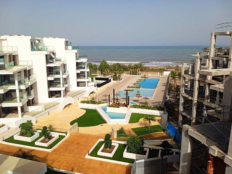  In der charmanten Stadt Dénia gelegen, bietet dieses exklusive Wohnresort eine privilegierte Umgebung in erster Meereslinie. Mit insgesamt 38 Immobil