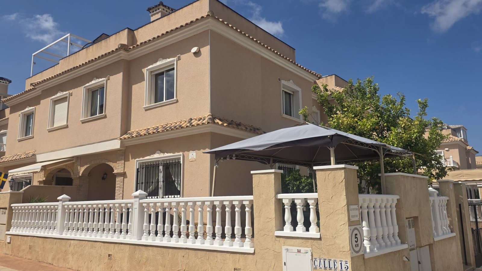 Orihuela Costa:  In der beliebten Wohnanlage Vista Azul in Villamartin, Orihuela Costa, bietet diese gepflegte Eck-Maisonette-Wohnung ein perfektes Gleichgewicht zwis 