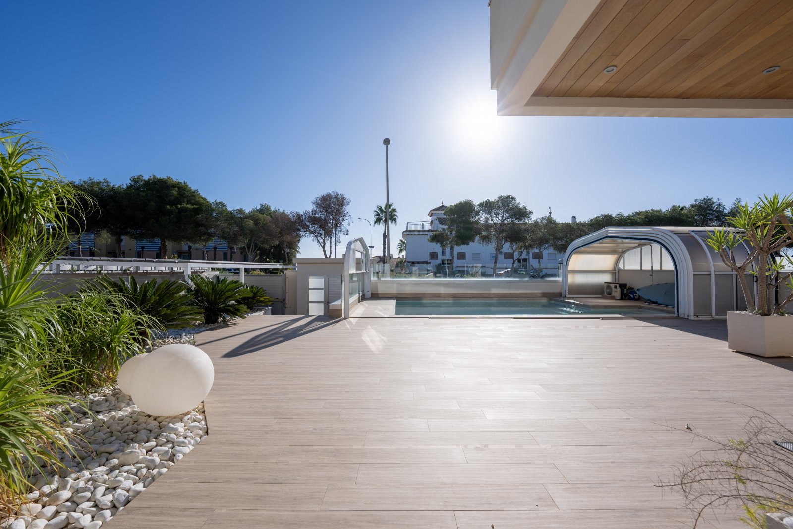  Discover this sumptuous contemporary villa, built in 2019, ideally located less than 200 meters from the sea in one of the most sought-after areas o