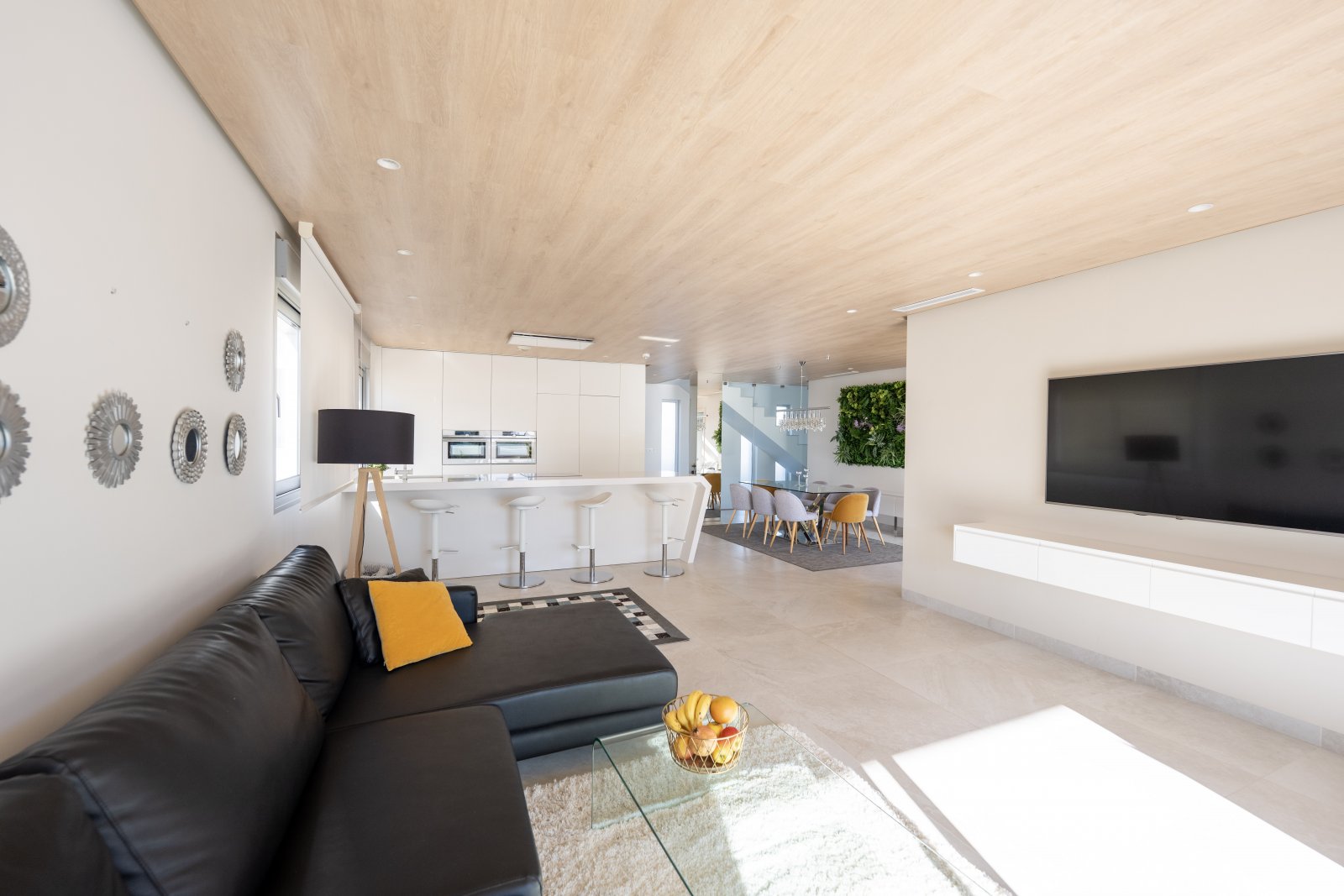   Discover this sumptuous contemporary villa, built in 2019, ideally located less than 200 meters from the sea in one of the most sought-after areas o