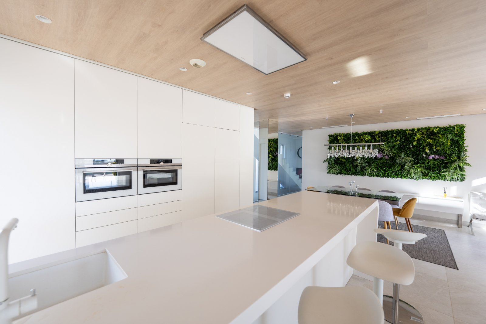   Discover this sumptuous contemporary villa, built in 2019, ideally located less than 200 meters from the sea in one of the most sought-after areas o