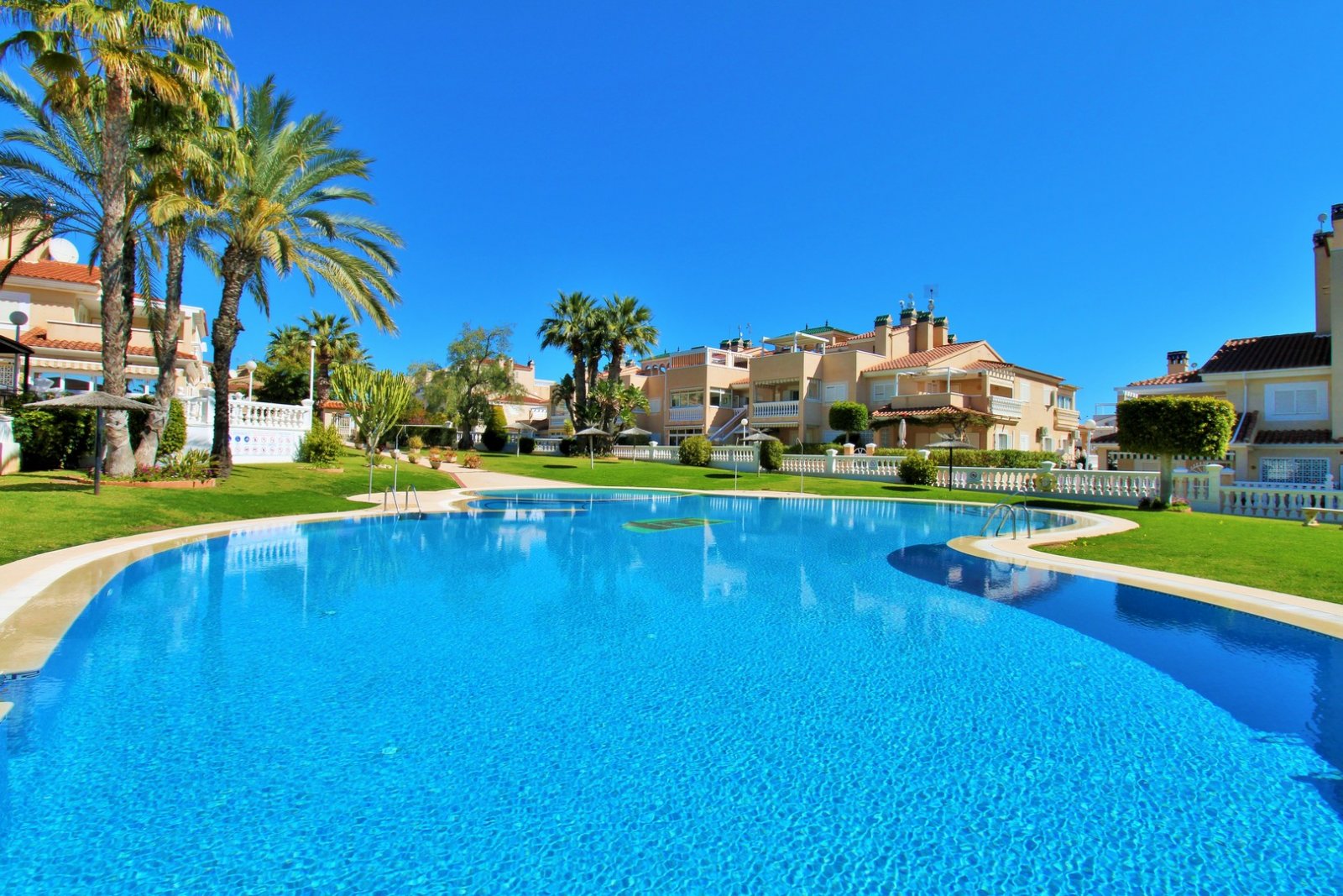  Dieses wunderschön präsentierte Apartment im ersten Stock befindet sich in der begehrten Wohnanlage Zeniamar IV im Herzen von Playa Flamenca. Die Imm
