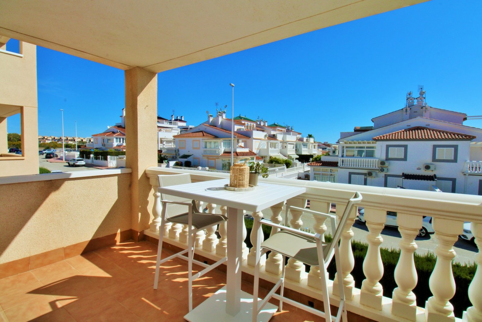  Dieses wunderschön präsentierte Apartment im ersten Stock befindet sich in der begehrten Wohnanlage Zeniamar IV im Herzen von Playa Flamenca. Die Imm