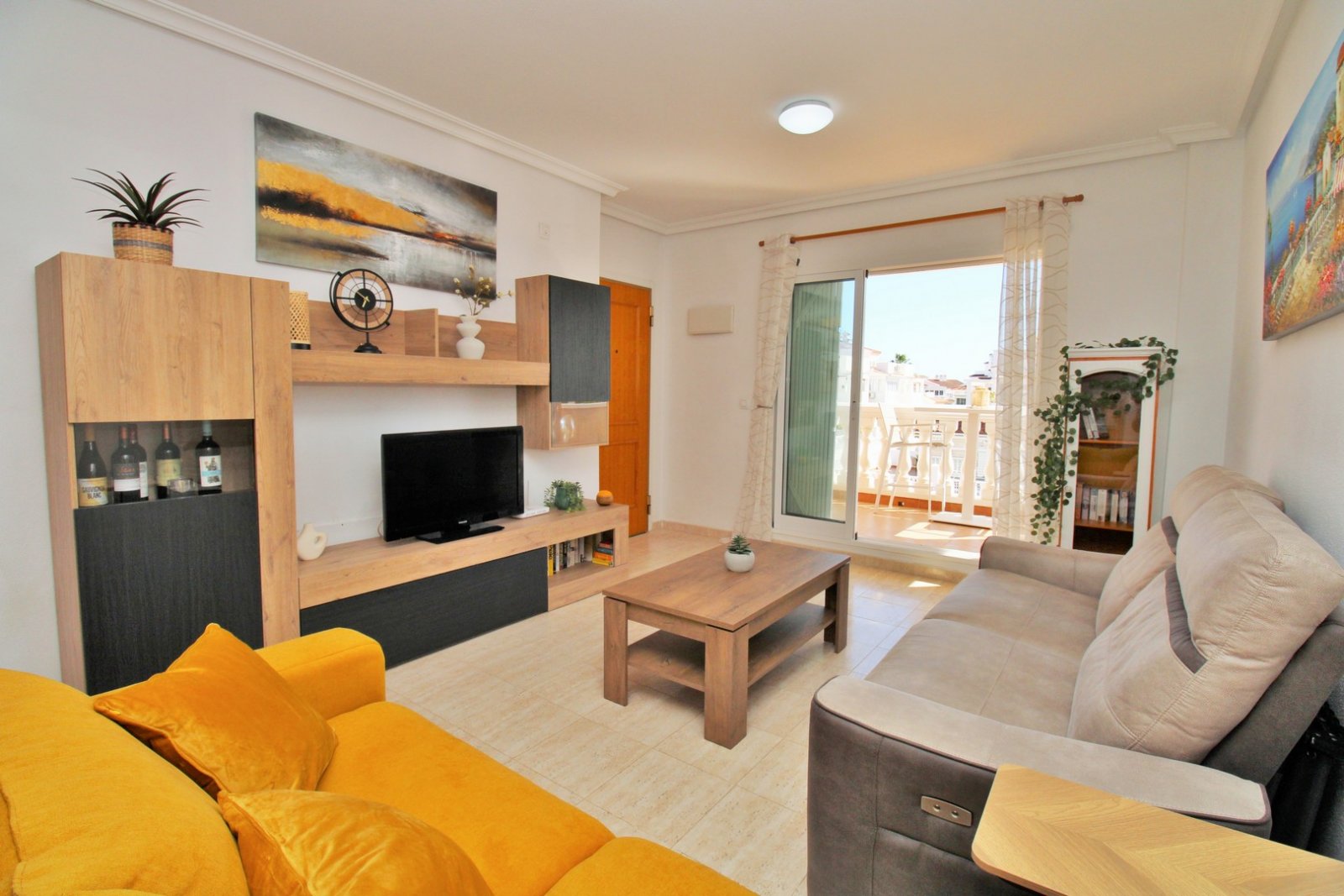  Dieses wunderschön präsentierte Apartment im ersten Stock befindet sich in der begehrten Wohnanlage Zeniamar IV im Herzen von Playa Flamenca. Die Imm