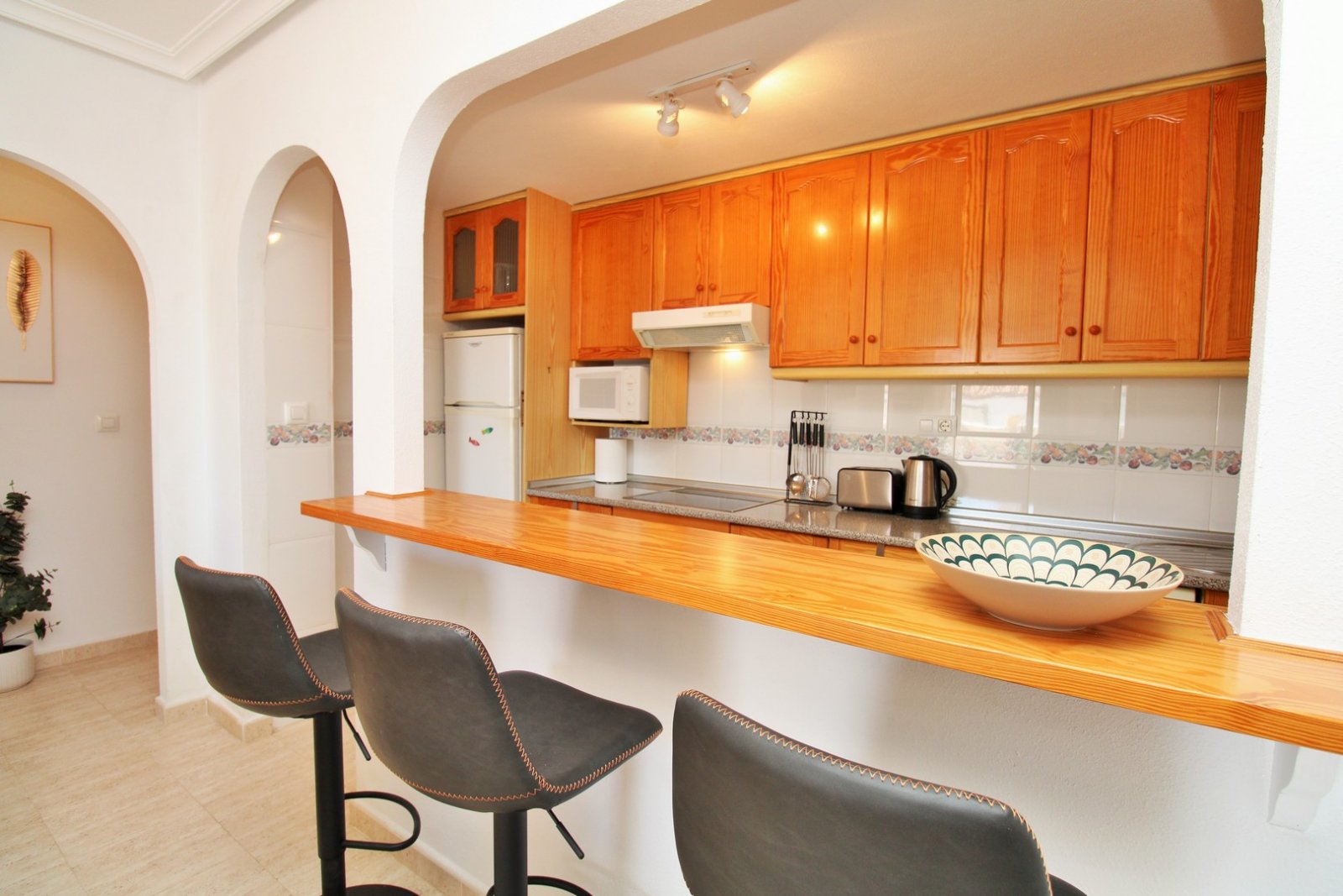  Dieses wunderschön präsentierte Apartment im ersten Stock befindet sich in der begehrten Wohnanlage Zeniamar IV im Herzen von Playa Flamenca. Die Imm