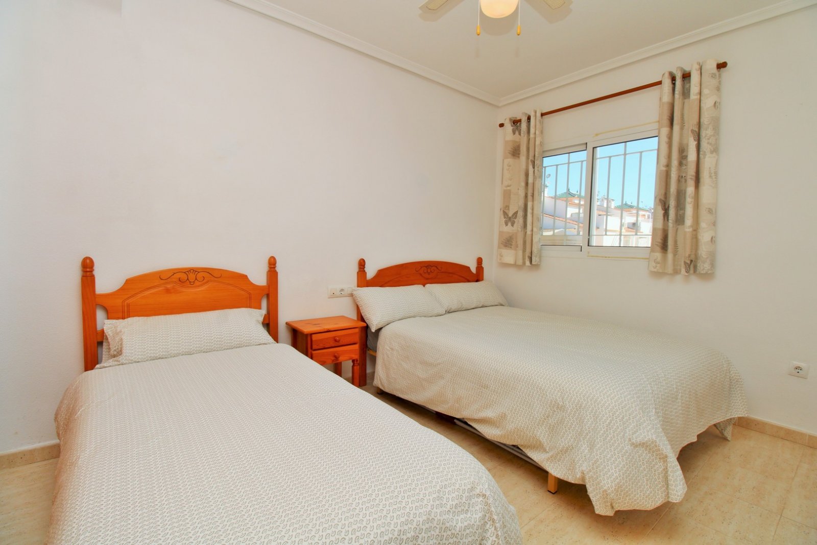  Dieses wunderschön präsentierte Apartment im ersten Stock befindet sich in der begehrten Wohnanlage Zeniamar IV im Herzen von Playa Flamenca. Die Imm