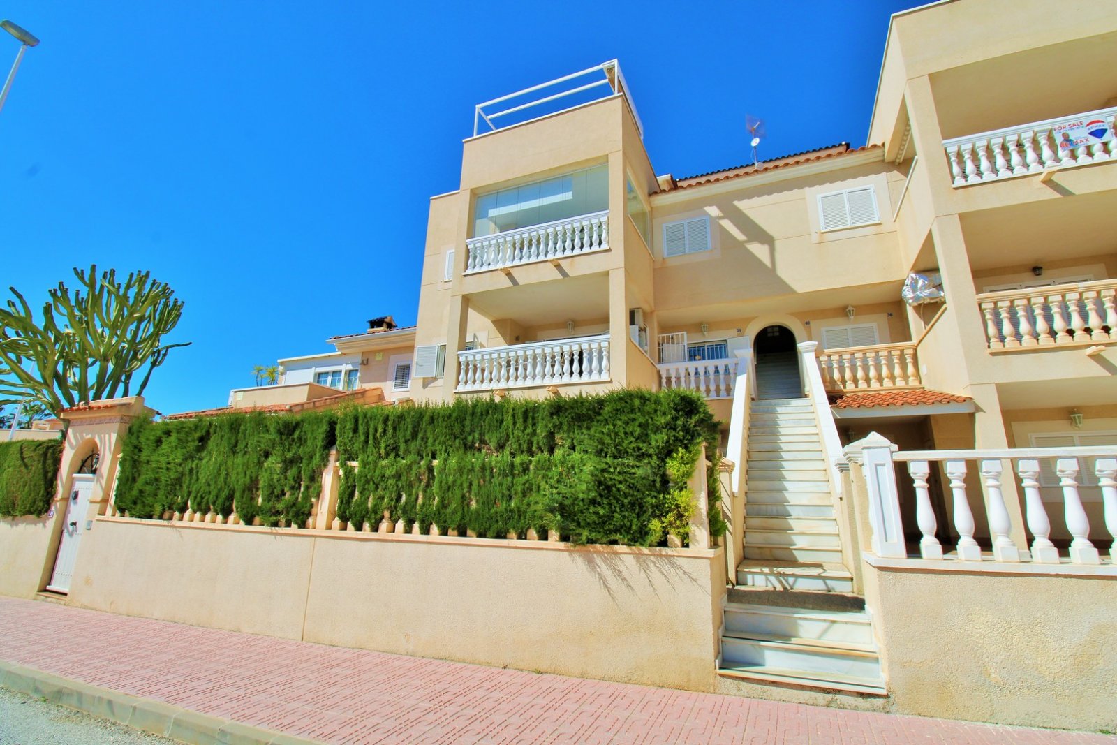  Dieses wunderschön präsentierte Apartment im ersten Stock befindet sich in der begehrten Wohnanlage Zeniamar IV im Herzen von Playa Flamenca. Die Imm