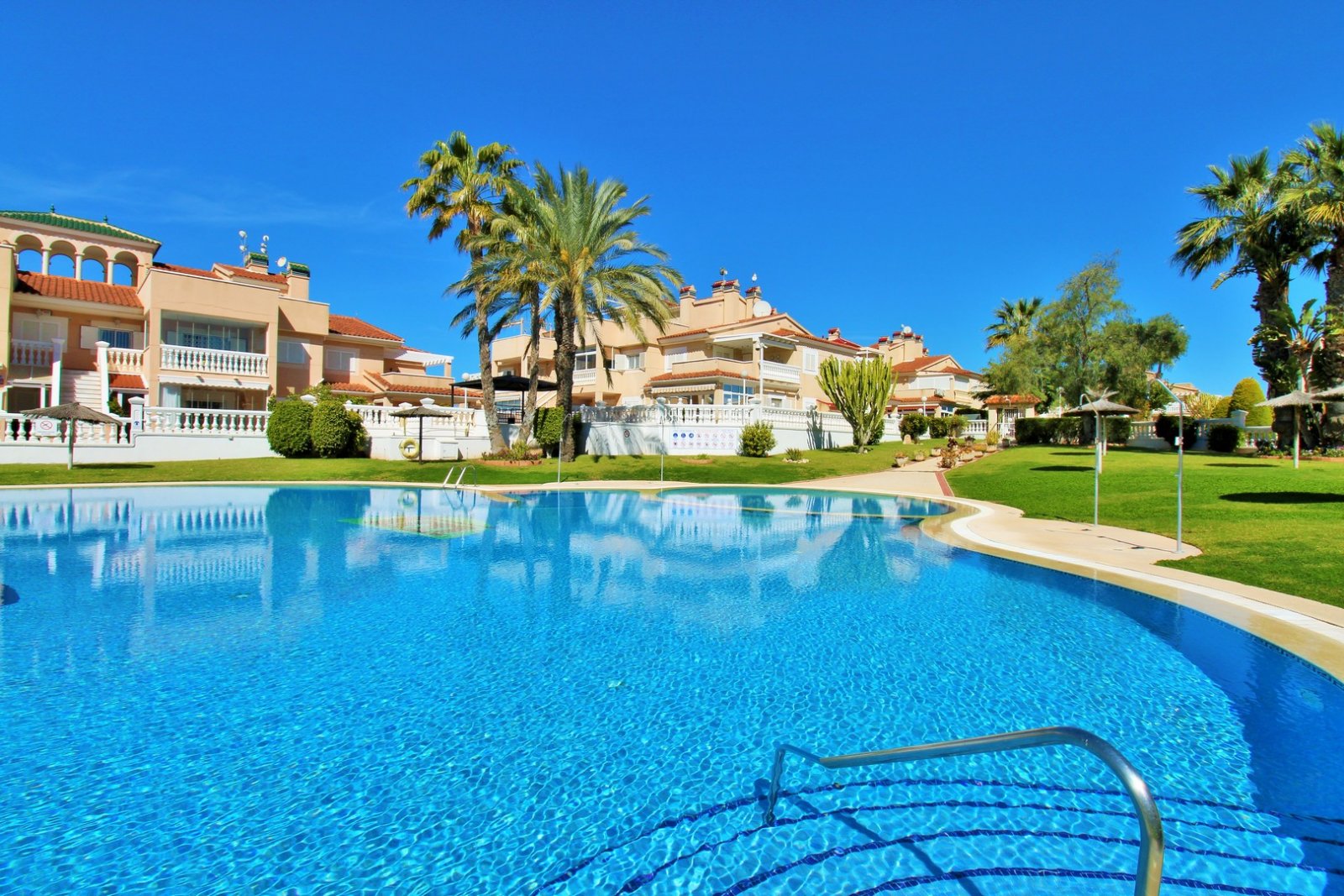  Dieses wunderschön präsentierte Apartment im ersten Stock befindet sich in der begehrten Wohnanlage Zeniamar IV im Herzen von Playa Flamenca. Die Imm
