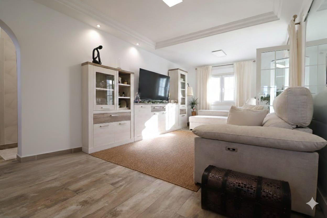   This South East Facing, Four Bedroom, Detached Villa in Las Filipinas, is located overlooking a green area of trees and bushes, in a highly desirabl