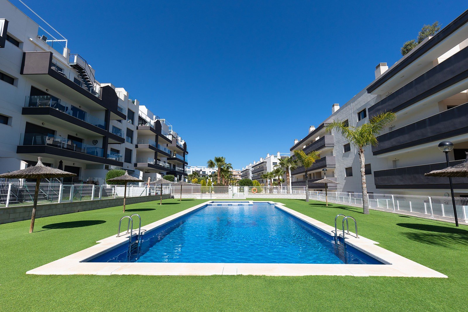 Villamartín:   Beautiful penthouse for sale in Villamartin with spacious solarium. Discover this stunning south-facing penthouse in the beloved Villamartin, ideall 