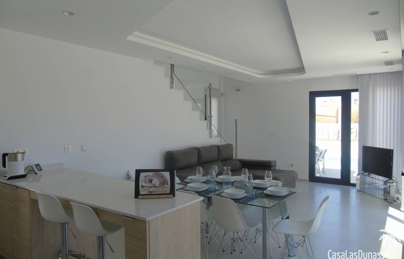  La Perla Blanca ist die ideale Ferienvilla für alle, die Luxus und Komfort an der traumhaften Costa Blanca suchen. Dieses beeindruckende Anwesen biet
