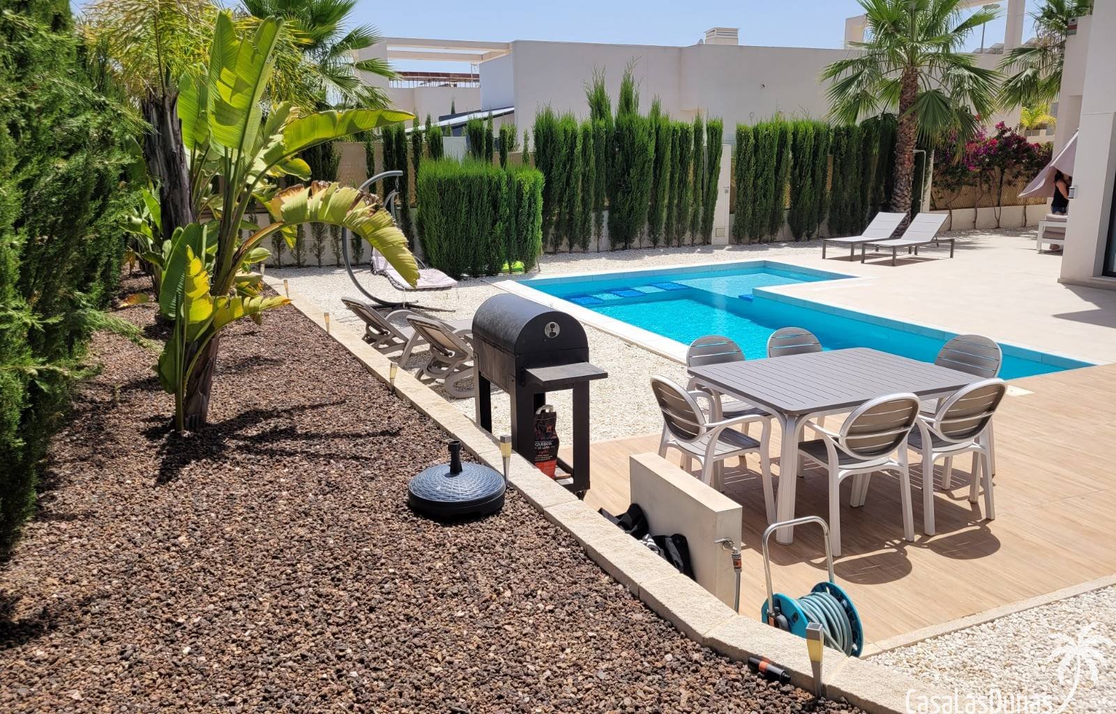  La Perla Blanca ist die ideale Ferienvilla für alle, die Luxus und Komfort an der traumhaften Costa Blanca suchen. Dieses beeindruckende Anwesen biet