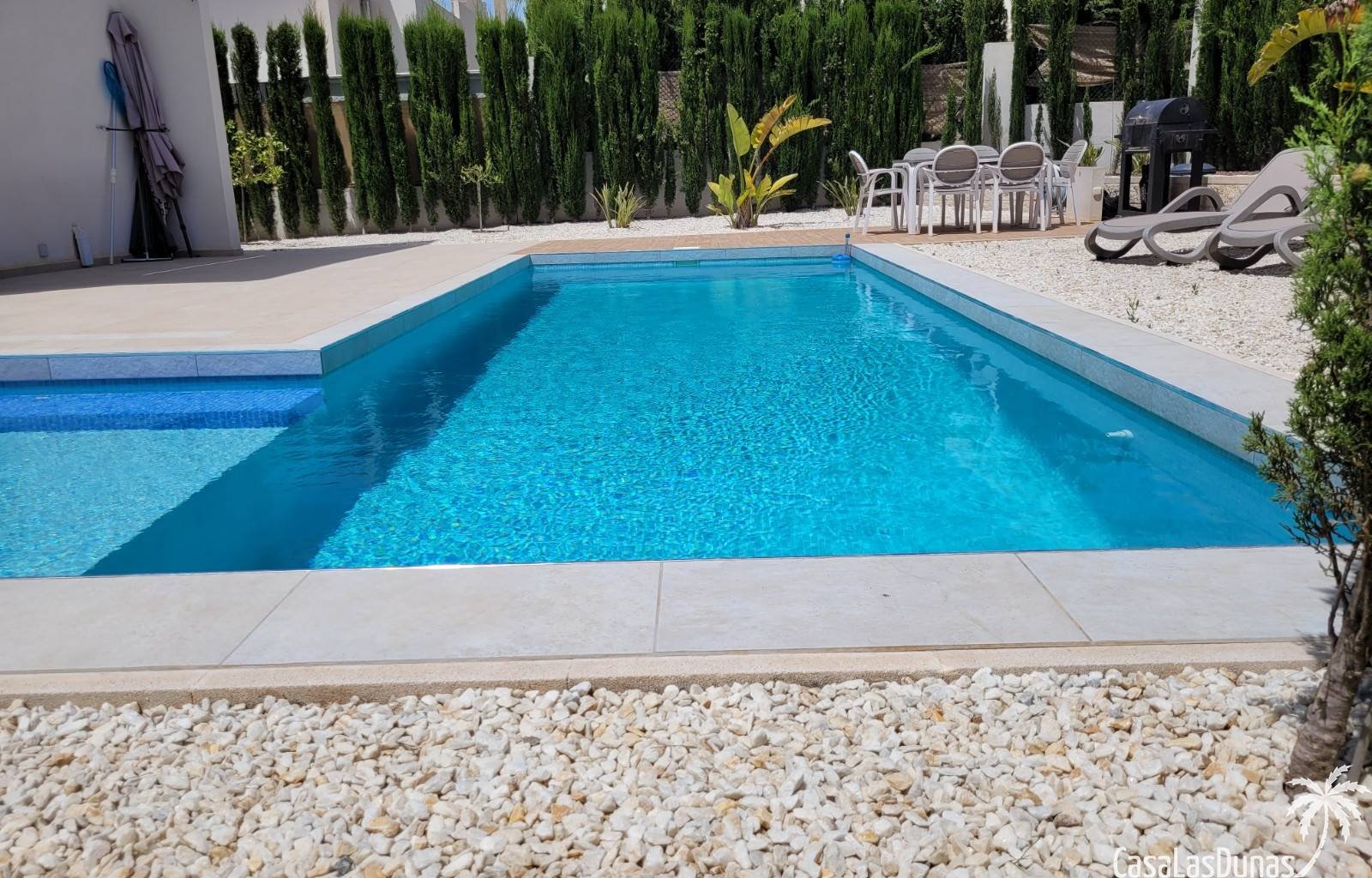  La Perla Blanca ist die ideale Ferienvilla für alle, die Luxus und Komfort an der traumhaften Costa Blanca suchen. Dieses beeindruckende Anwesen biet