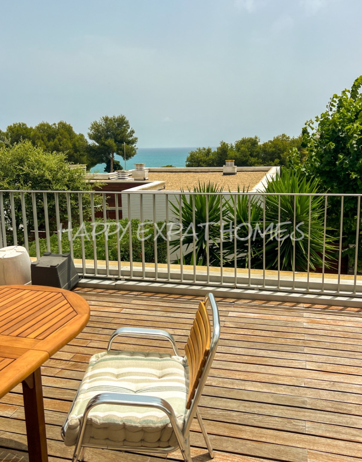 Wir lieben die Urbanisierung Casas del Mar, und dieses Duplex mit fünf Schlafzimmern und seiner wunderbaren Terrasse wird Ihr Herz stehlen.Von der ge