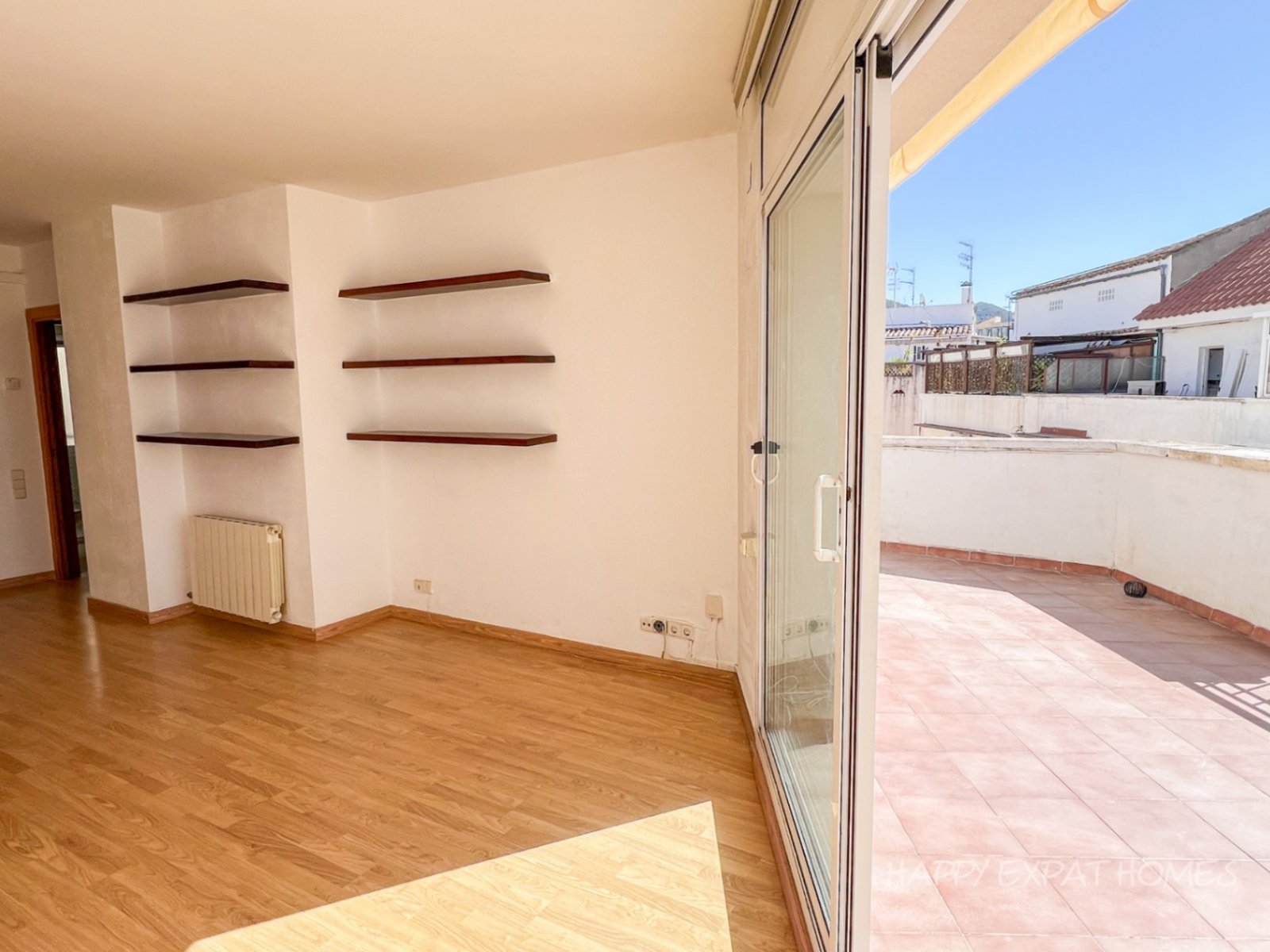 Helle 2-Zimmer-Wohnung mit großer TerrasseDiese charmante und sonnige Wohnung befindet sich nur 2 Gehminuten vom Bahnhof und dem Stadtzentrum sowie n