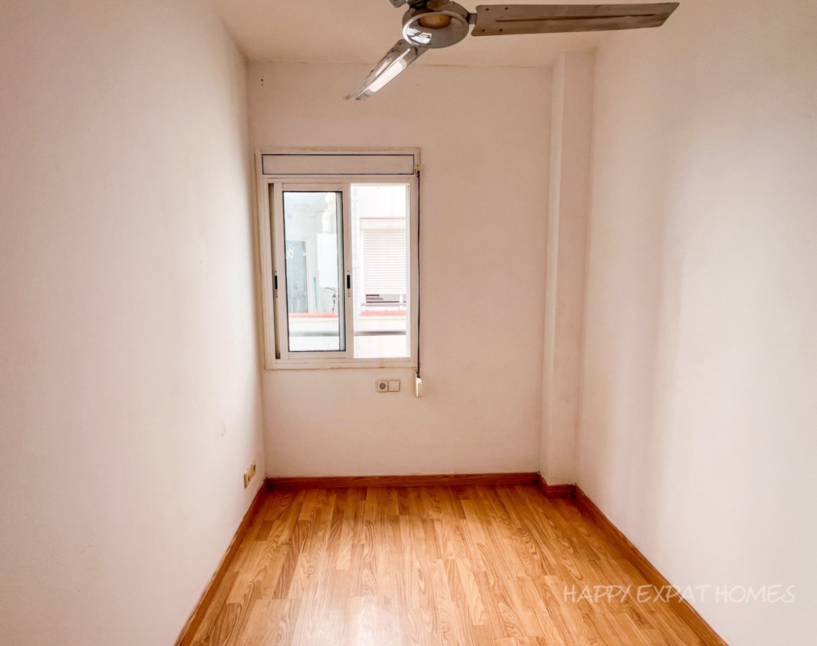 Helle 2-Zimmer-Wohnung mit großer TerrasseDiese charmante und sonnige Wohnung befindet sich nur 2 Gehminuten vom Bahnhof und dem Stadtzentrum sowie n