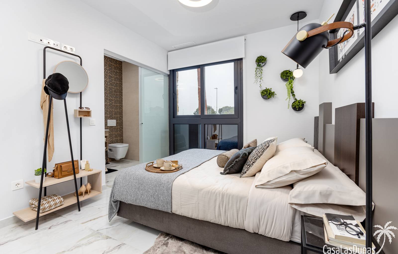  Diese neue Wohnanlage besteht aus 106 Wohnungen mit großen Terrassen. Komplett eingerichtete Apartments mit 2 Schlafzimmern und 2 Bädern und Penthäus