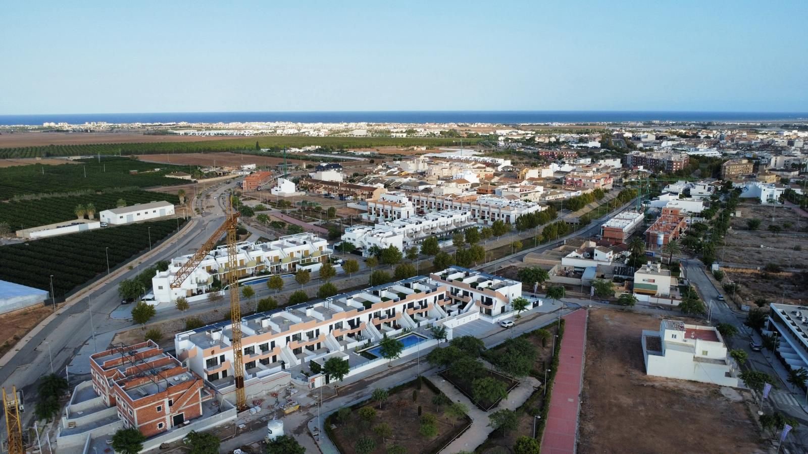  Im charmanten Ort Pilar de la Horadada gelegen, bietet diese Wohnanlage eine Auswahl von 28 Bungalows, die darauf ausgelegt sind, die Bedürfnisse der