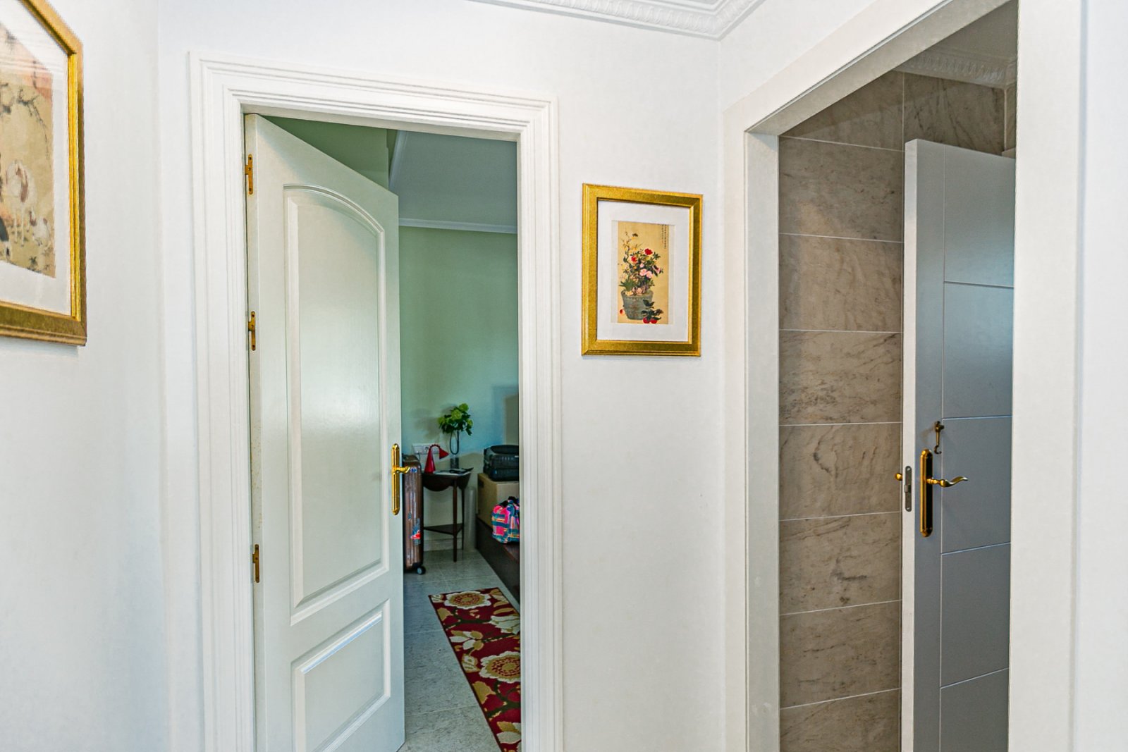  Wir freuen uns, Ihnen diese herrliche Villa mit 4 Schlafzimmern und 2,5 Bädern präsentieren zu dürfen, die sich in erster Linie am renommierten Golfp