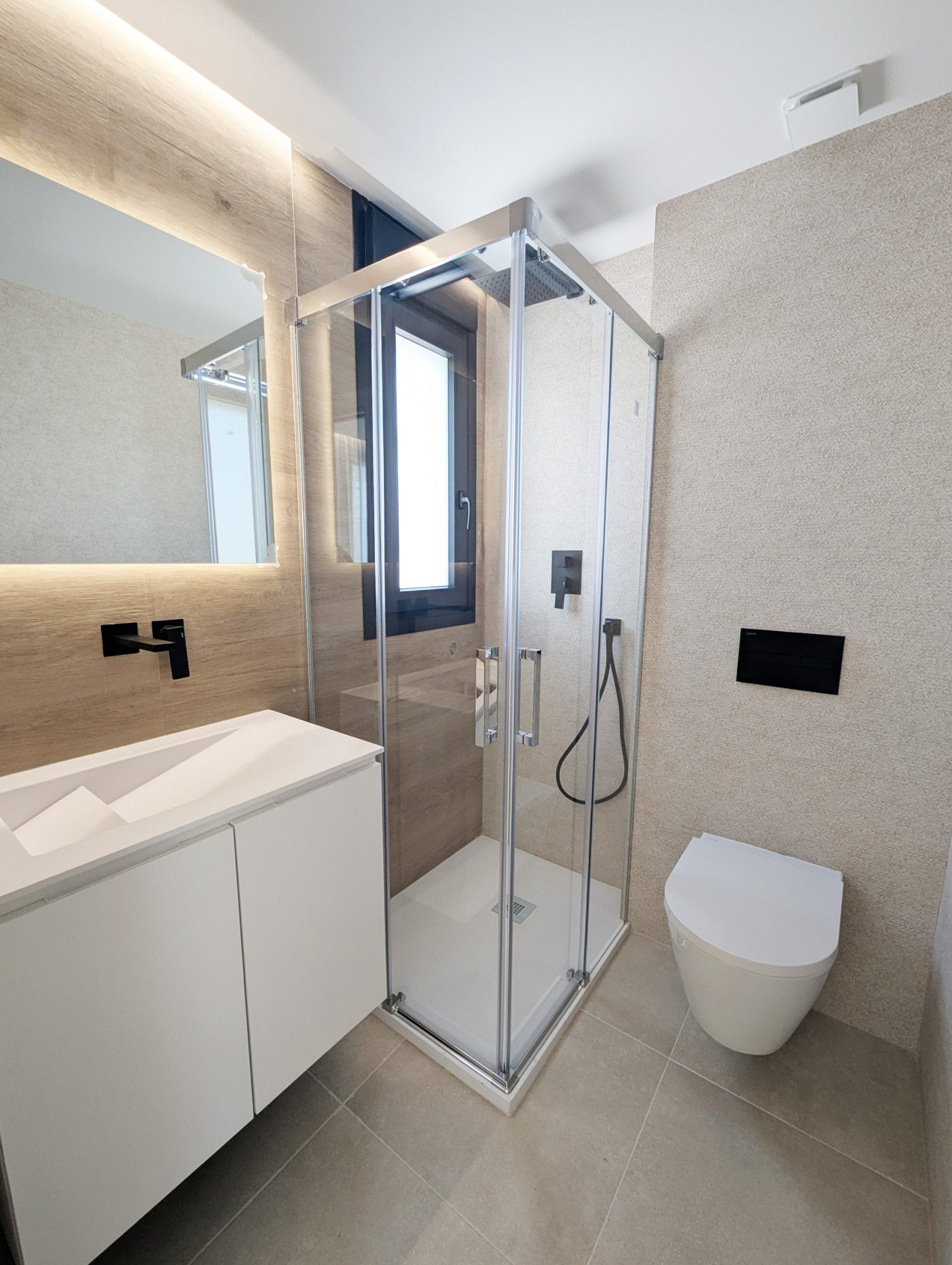  In der charmanten Stadt Dénia gelegen, bietet dieses exklusive Wohnresort eine privilegierte Umgebung in erster Meereslinie. Mit insgesamt 38 Immobil