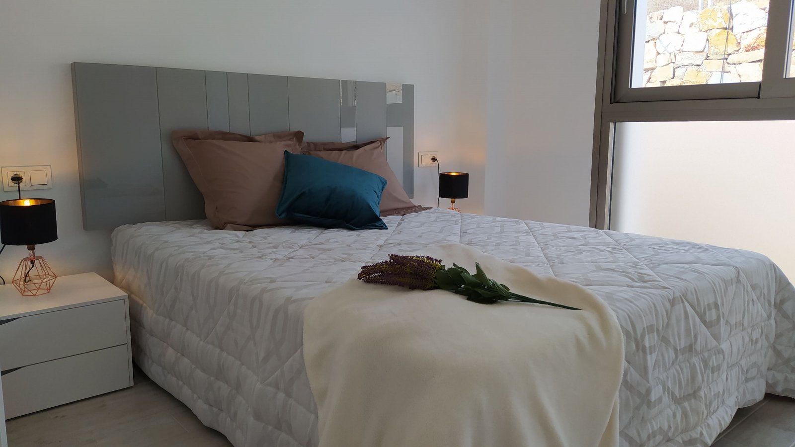  In der charmanten Stadt Orihuela gelegen, bietet diese exklusive Sammlung von 13 Immobilien eine perfekte Kombination aus Luxus und Komfort. Mit Typo