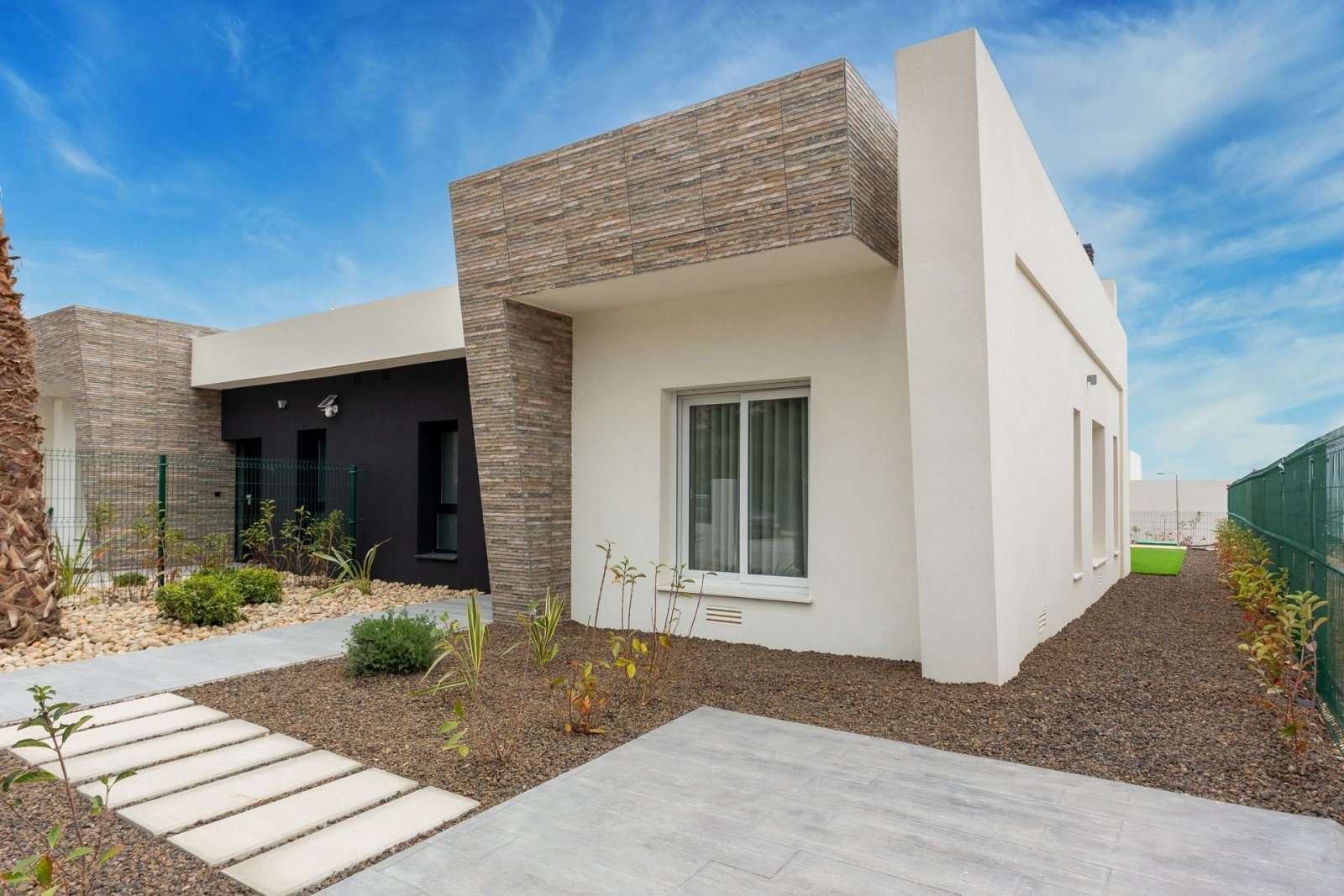  In der prestigeträchtigen Umgebung von La Finca Golf gelegen, bietet dieses Wohnensemble eine exklusive Auswahl von 10 Immobilien, darunter Apartment