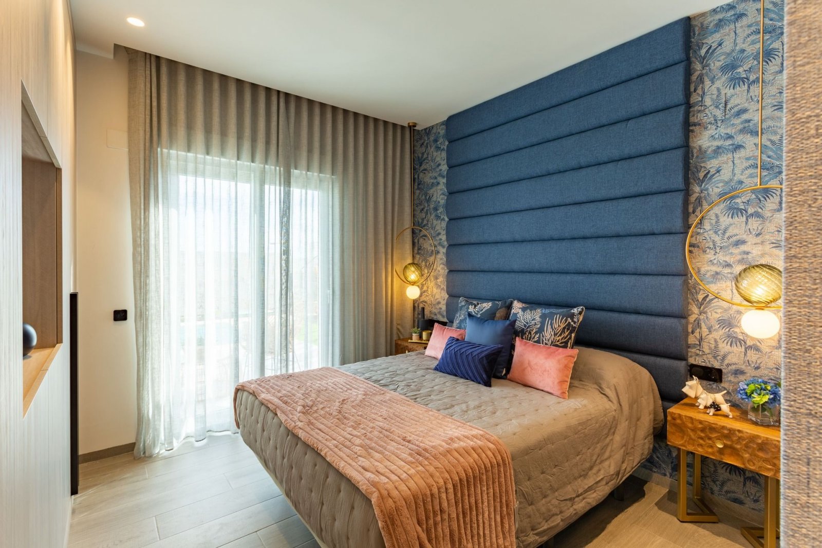  In der prestigeträchtigen Umgebung von La Finca Golf gelegen, bietet dieses Wohnensemble eine exklusive Auswahl von 10 Immobilien, darunter Apartment