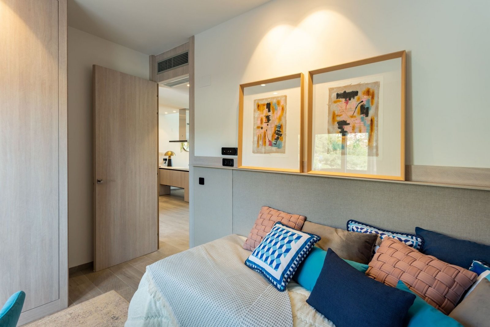  In der prestigeträchtigen Umgebung von La Finca Golf gelegen, bietet dieses Wohnensemble eine exklusive Auswahl von 10 Immobilien, darunter Apartment