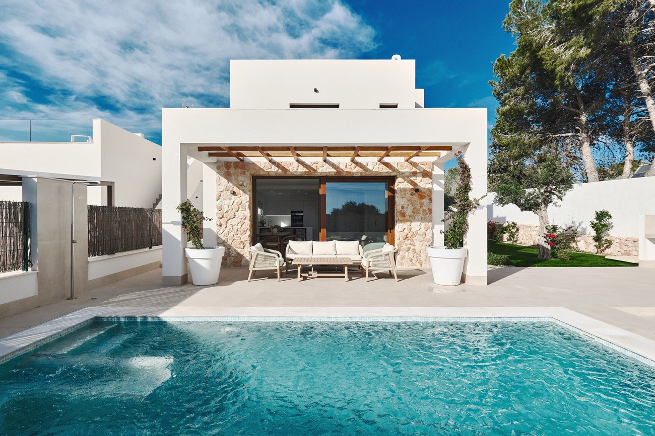  Erleben Sie mediterranes Wohnen vom Feinsten in dieser atemberaubenden, bezugsfertigen Villa. Das elegante Haus im ibizenkischen Stil besticht durch 