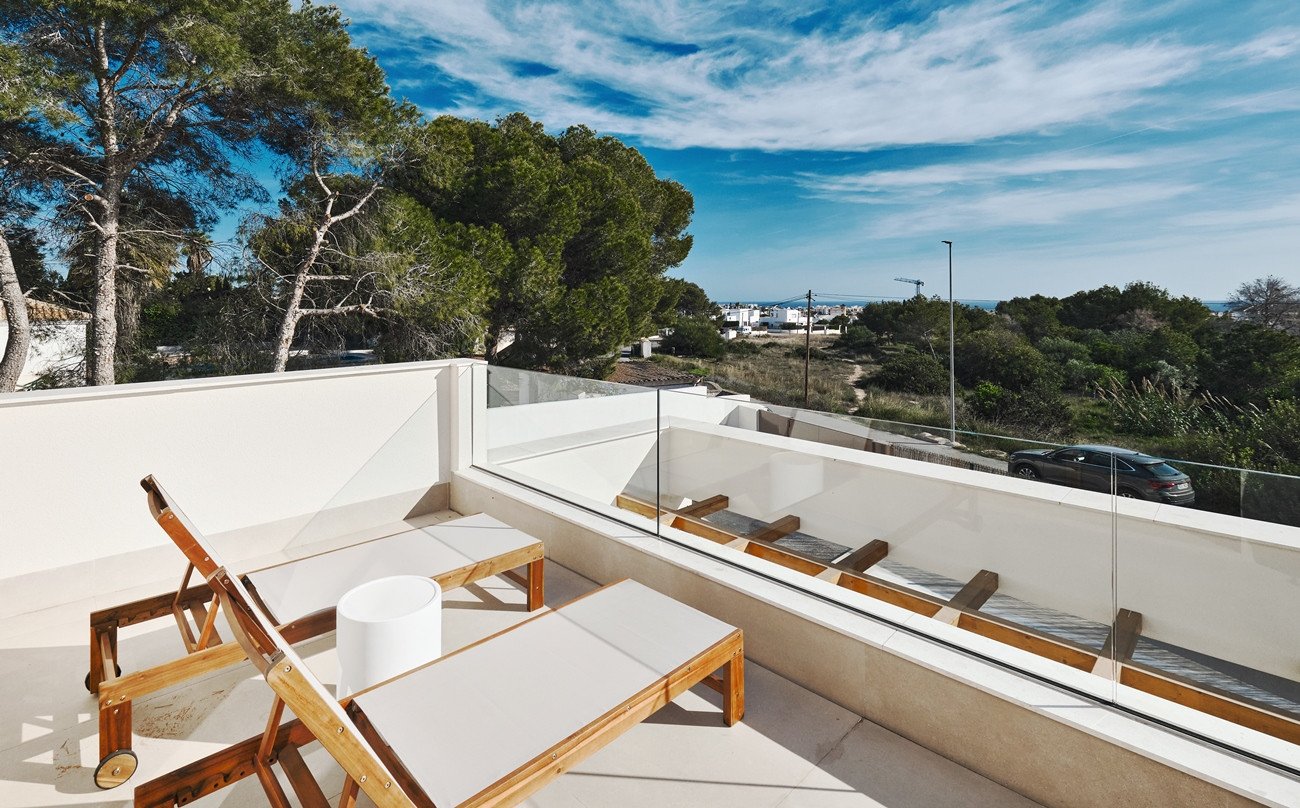  Erleben Sie mediterranes Wohnen vom Feinsten in dieser atemberaubenden, bezugsfertigen Villa. Das elegante Haus im ibizenkischen Stil besticht durch 